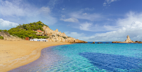 Landschaft mit Strand von Cala Pregonda, Insel Menorca, Spanien