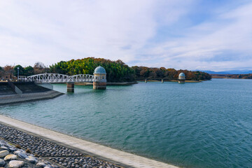 取水塔がある村山貯水池(多摩湖)の風景／日本東京都東大和市