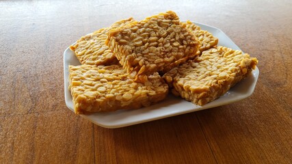 Fried tempeh on a square plate
