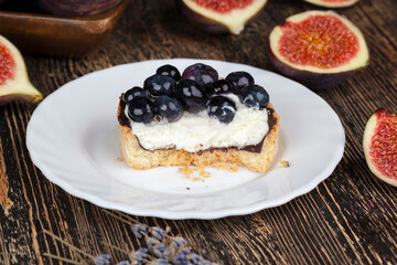 tartlet with cream and blueberries