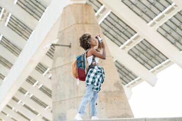 Afro American woman with blond hair, photograph the city