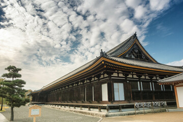 Fototapeta na wymiar 京都、蓮華王院 三十三間堂の本堂と境内風景