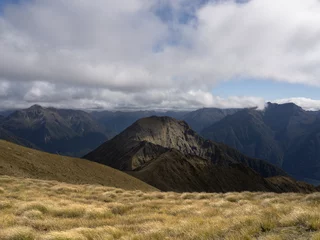 Fototapeten New Zealand - Te Anau - Zonlicht valt op een bergtop in Fiordland National Park © Rik