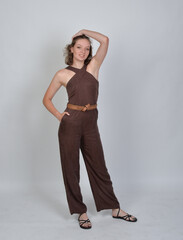 frau erfolgreich bsuiness hosenanzug body catsuit jumpsuit suit blonde locken haare erfolgreich