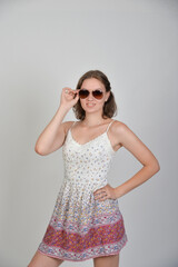 frau jung model pose posing kleid bluse top modisch casual sommer sommerlich urlaub ferien mit...