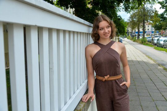 frau jung erfolgreich gesch&auml;fstfrau busy business outfit hosenanzug model outdoor pose sommer herbst blond