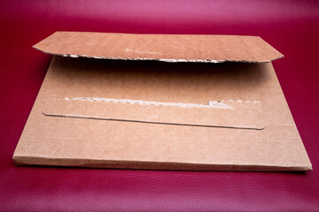 enveloppe en carton ouverte