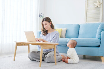 部屋でパソコンを使う母親