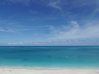 Fototapeta na wymiar Caribbean Beach, Turquoise Sea and White Sand (Grace Bay, Turks and Caicos Islands) 