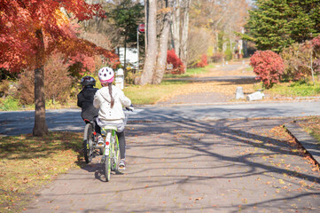 紅葉の季節に軽井沢で自転車に乗る子供