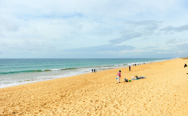 Pessoas na praia de Faro no inverno, Praia de Faro no inverno, Algarve Portugal Sul da Europa
