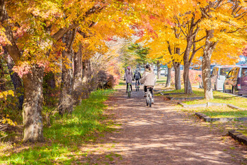紅葉の季節に軽井沢で自転車に乗る親子