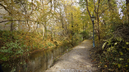 Park an der Freilichtb&uuml;hne Augsburg im Herbst mit buntem Laub und bunten Bl&auml;ttern an den B&auml;umen