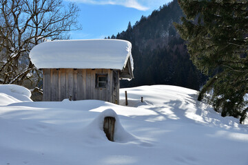 Eine Märchenhafte Winter Landschaft mit einer kleinen Hütte