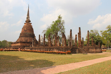 ruined buddhist temple (wat sa si) in sukhothai (thailand) 