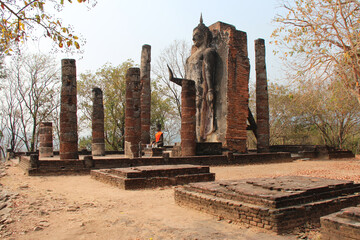 Fototapeta premium ruined buddhist temple (wat saphan hin) in sukhothai (thailand) 