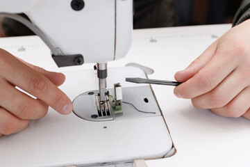 replacement of the foot on the sewing machine close-up