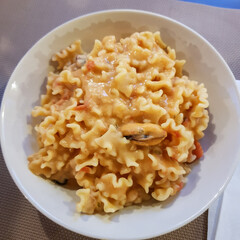 Pasta mista con fagioli, cozze e pomodori fotografata dall'alto
