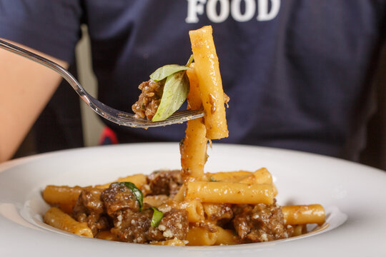 Cliente mentre mangia un piatto di pasta con sugo di genovese napoletano fatto con carne e cipolla