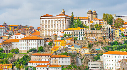 Fototapeta na wymiar Altstadt mittelalterlichen Viertel cais da ribeira porto Flussufer, Douro, Atlantik, Weltkulturerbe der UNESCO, Postkarten Landschaft 