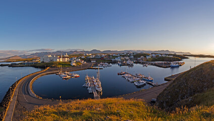 Island, Hafen von Stykkisholmur im Sonnenuntergang