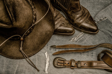 photo vintage, jean, chapeau, bottines et ceinture de cuir - obrazy, fototapety, plakaty
