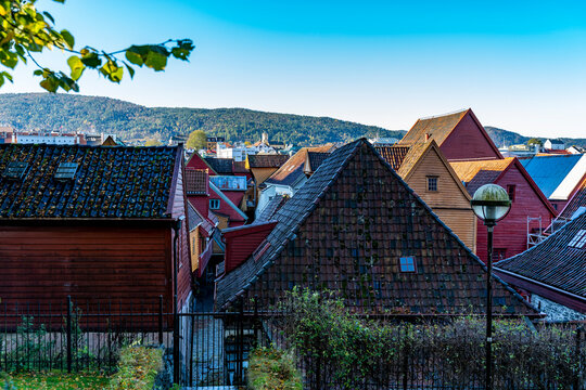 die D&auml;cher der Altstadt von Bergen, Norwegen, interessanter Blick &uuml;ber das Hafenviertel, am Hafen von Bergen stehen farbige H&auml;user mit verwinkelten D&auml;chern, Satteldach und Walmdach, Quergiebel, Gaupen