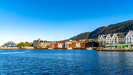 Fototapeta na wymiar alte bunte Häuser in der Altstadt namens Bryggen, Bergen, Norwegen. Rund um den Hafen gibt es viele schöne Häuser, weiß, rot, grün, gelb, Häuser mit Charme und Flair! kleines Haus, gemütliches Viertel