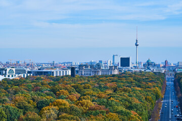 Panorama der Straße des 17. Juni, Tiergarten, Fernsehturm, Brandenburger Tor, Dom und Rathaus in...