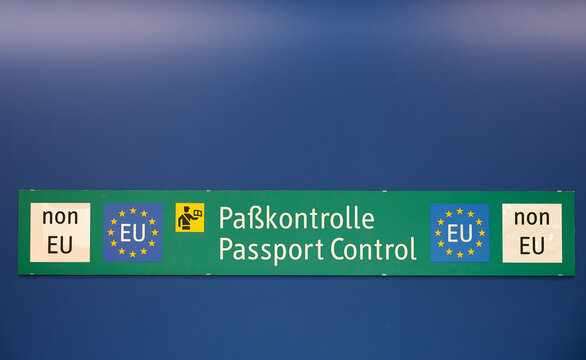 Hinweisschild Paßkontrolle an einem deutschen Flughafen zu Eintritt in die Europäische Union