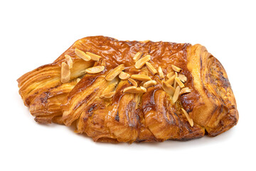 feuilleté aux noisettes et noix isolé sur un fond blanc