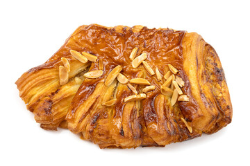 feuilleté aux noisettes et noix isolé sur un fond blanc