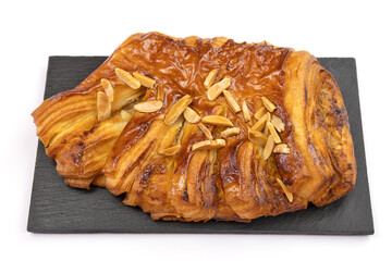 feuilleté aux noisettes et noix isolé sur un fond blanc