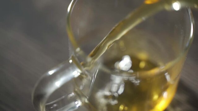 温かいお茶をコップに注いでいる