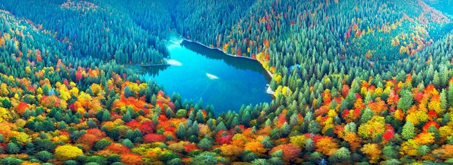 Fototapeta na wymiar Synevyr lake autumn mountains