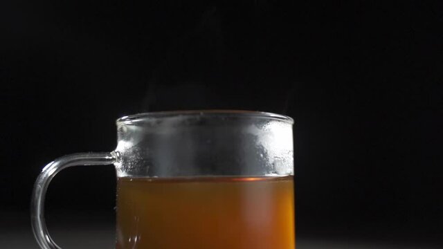 温かいお茶から湯気がでている様子