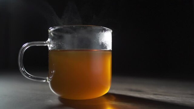 温かいお茶から湯気がでている様子