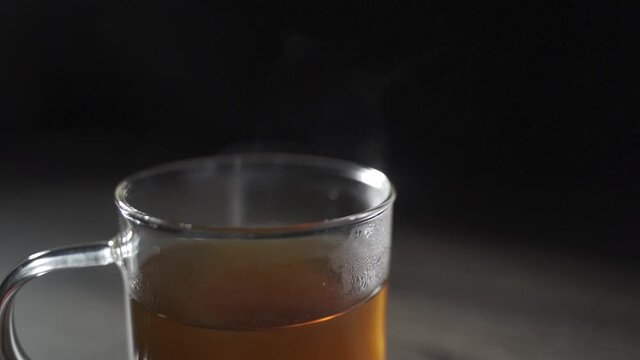 温かいお茶から湯気がでている様子