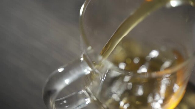 温かいお茶をコップに注いでいる