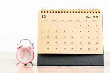 Naklejka premium alarm clock on December 2022 calendar