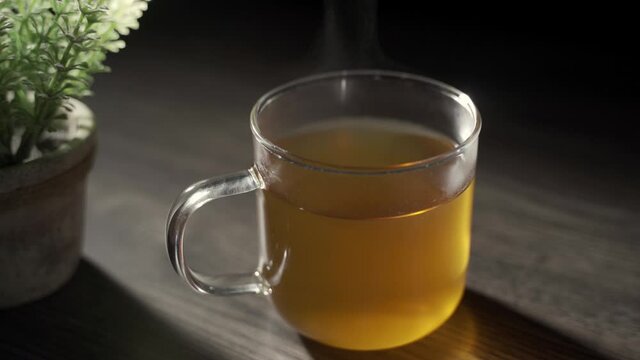 温かいお茶から湯気がでている様子