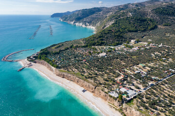 Vista aerea della spiaggia di vignanotica, gargano con drone