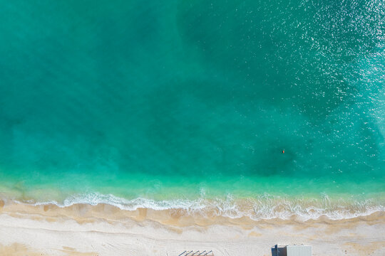 Vista aerea della spiaggia di vignanotica, gargano con drone