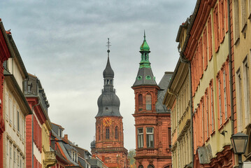 Fototapeta na wymiar Historischer Kirchturm und alte Häuser im Zentrum von Heidelberg
