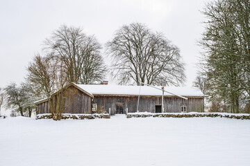 Old farmhouse on a hill in winter - obrazy, fototapety, plakaty