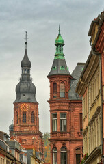 Fototapeta na wymiar Historischer Kirche und alte Häuser im Zentrum von Heidelberg