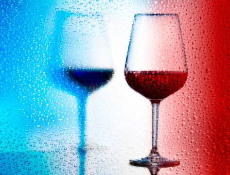 Weinglas, tricolore Frankreich, hinter Glas mit Wassertropfen