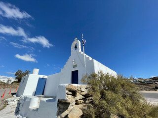 église dans la campagne de mykonos