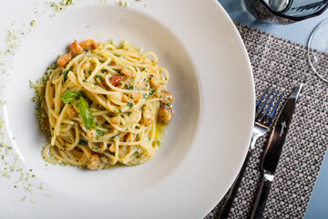 Spaghetti con aglio, olio, prezzemolo e tarallo sbriciolato serviti in un ristorante