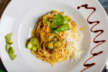 Spaghetti alla nerano con zucchine fritte e provolone del monaco serviti in un ristorante